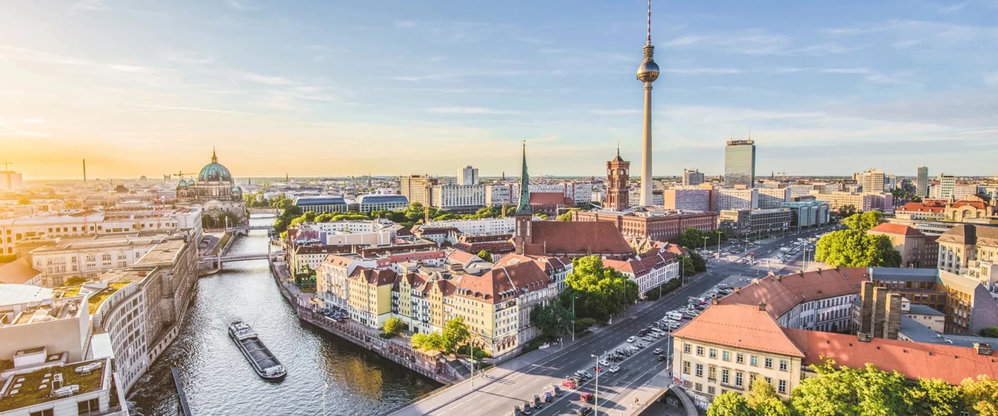 Berliner Skyline mit Fernsehturm und Spree im Abendlicht