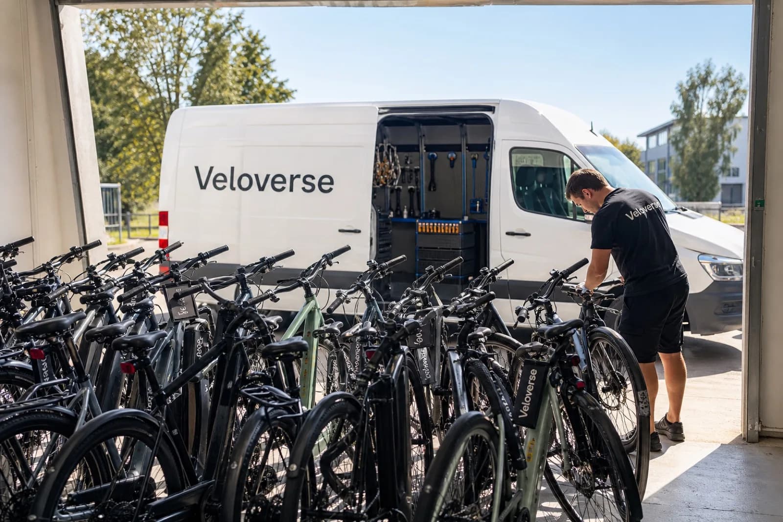VeloVerse-Mitarbeiter verlädt Fahrräder am Transporter
